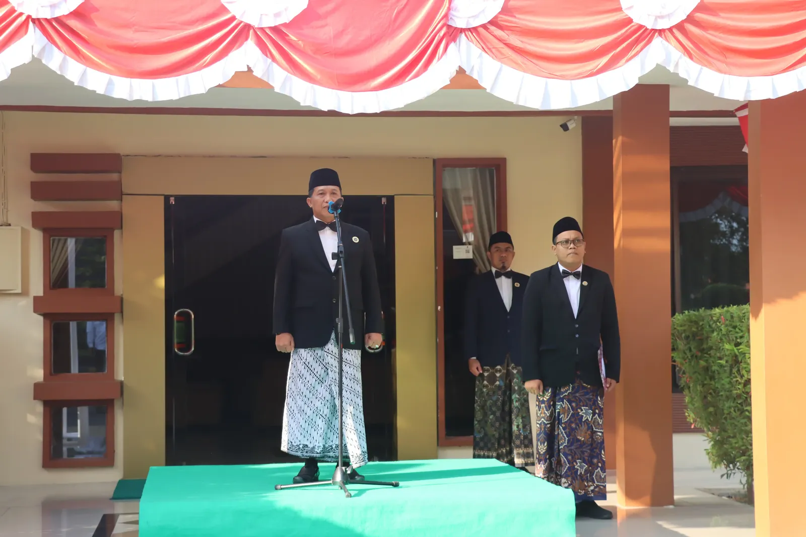Upacara HUT ke-81 Kemerdekaan RI di Asrama Haji Kelas I Surabaya
